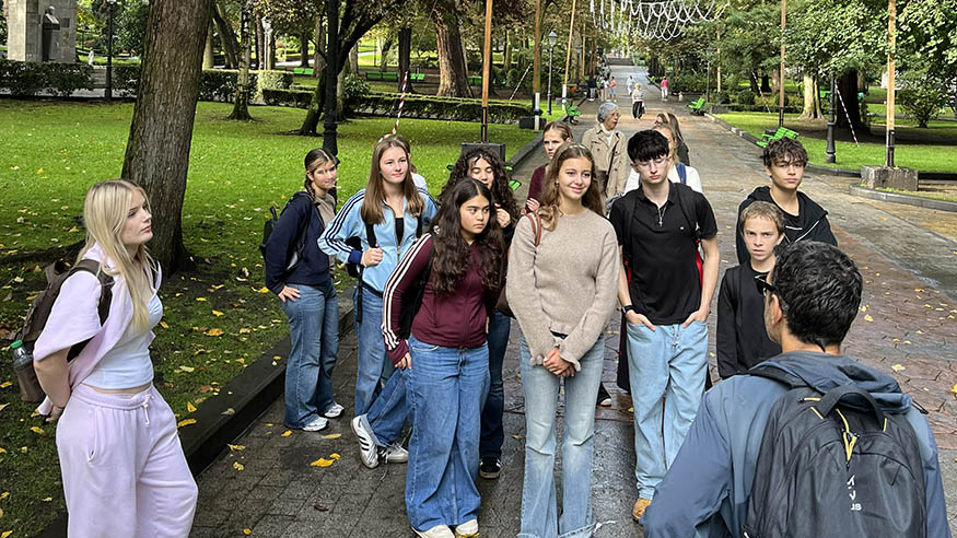 Students in Oviedo during a city exploration